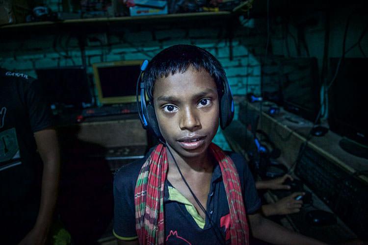 لیتون ۱۱ ساله که وقتی ۵ سال داشت به داکا نقل مکان کرد را با هذستی که بر گوش خود گذاشته می‌بینید. لیتون اکرچه به واسطه جمع کردن آشغال‌ و حمل کردن کیف مسافران در ترمینال داکا، زندگی سختی دارد اما بازی کردن می‌تواند خنده را بر روی لبان او بیاورد.