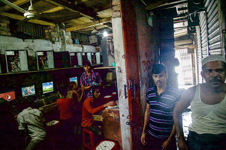 برای بسیاری از کودکان و نوجوانان بنگلادشی، بازی کردن در چنین مکان‌هایی تنها تفریم موجود محسوب می‌شود. بازی کردن با سخت‌افزارها و نرم‌افزارهای قدیمی، اگرچه آن‌ها از همین هم لذت می‌برند و چه چیزی از این بالاتر.