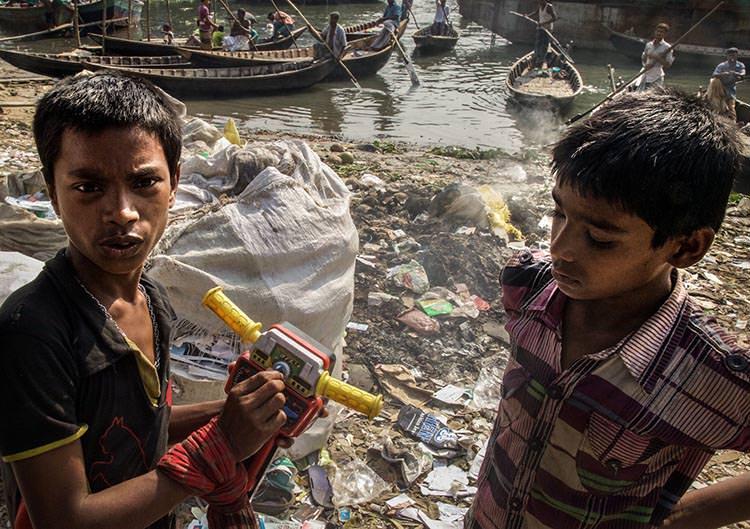 جمع‌آوری آشغال‌های قابل بازیافت و فروش آن‌ها را می‌توان اصلی‌ترین شغل میان کودکان خیابانی داکا قلمداد کرد. این خرابه در جوار رود بوریگانگا و نزدیک منطقه اقتصادی شهر قرار دارد. 