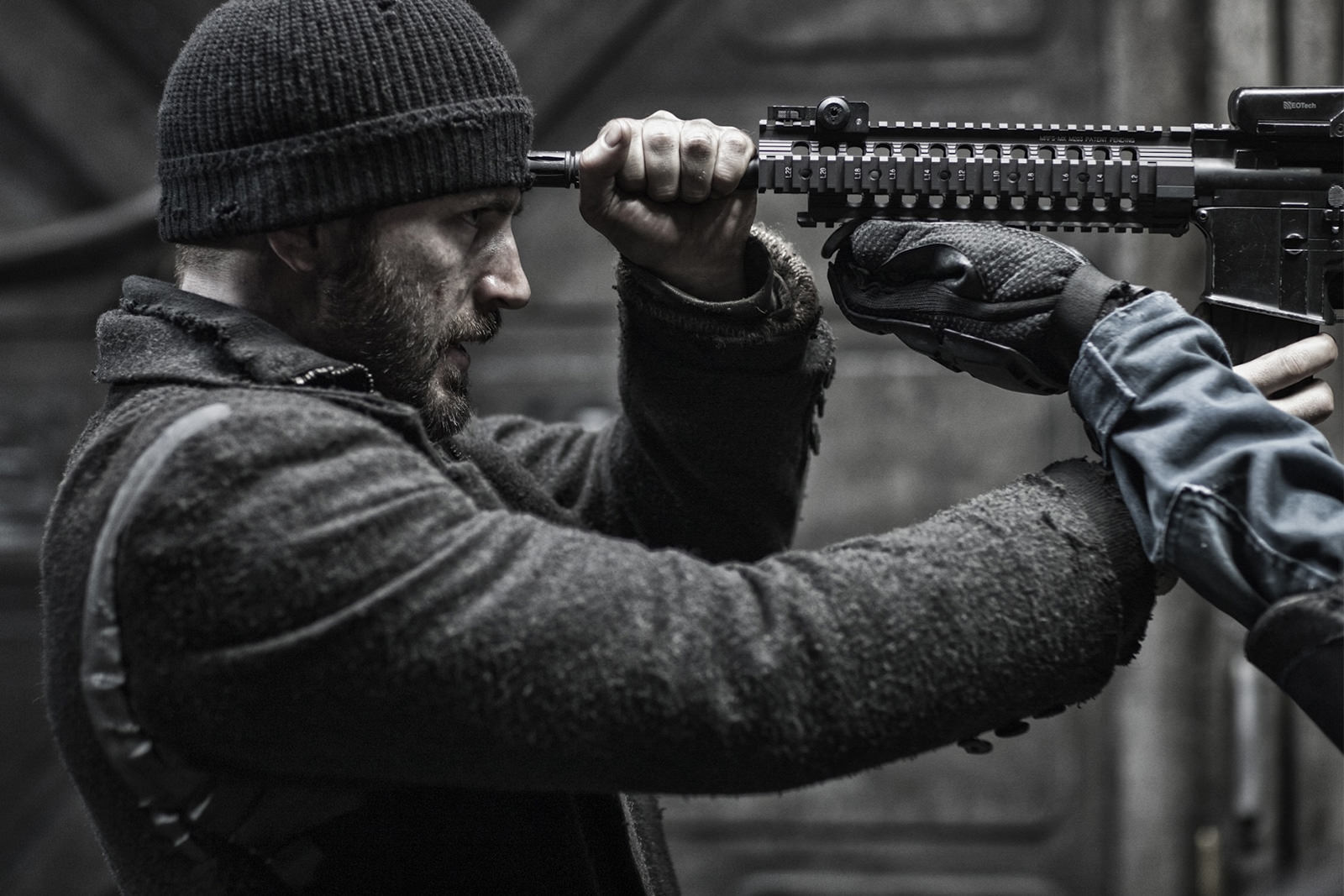 کریس ایوانز در حال گرفتن اسلحه در فیلم Snowpiercer