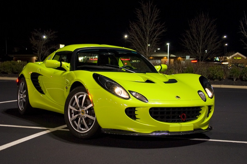 Машины лимонной. Lotus Elise Green. Лотус 200. Машина лимонного цвета. Лимонного цвета крутая машина.