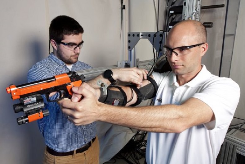 ارتش آمریکا تثبیت کننده دست روباتیک برای آموزش تیراندازی ساخته است