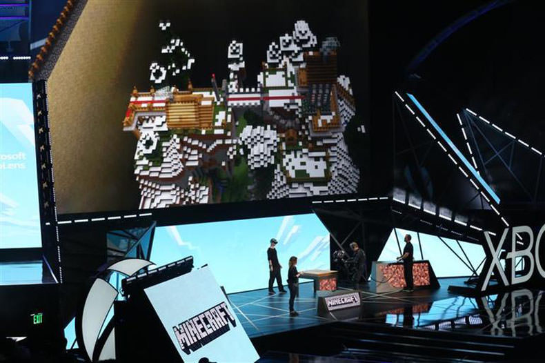 نمایش Minecraft در کنفرانس E3 مایکروسافت مانند دریچه‌ای رو به آینده بود.