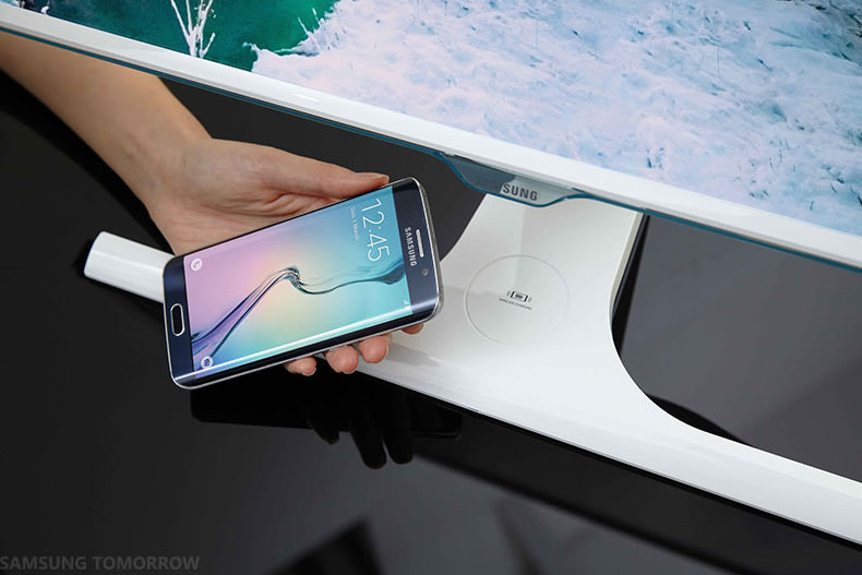 نمایشگر جدید سامسونگ قابلیت شارژ بی سیم گوشی‌ های هوشمند را خواهد داشت