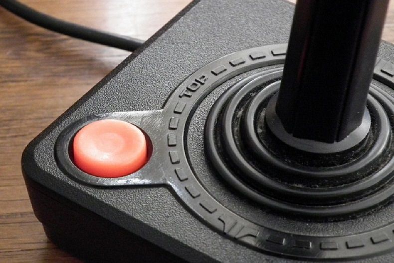 سیر تحولی کنترلر‌های بازی: آتاری (Atari)