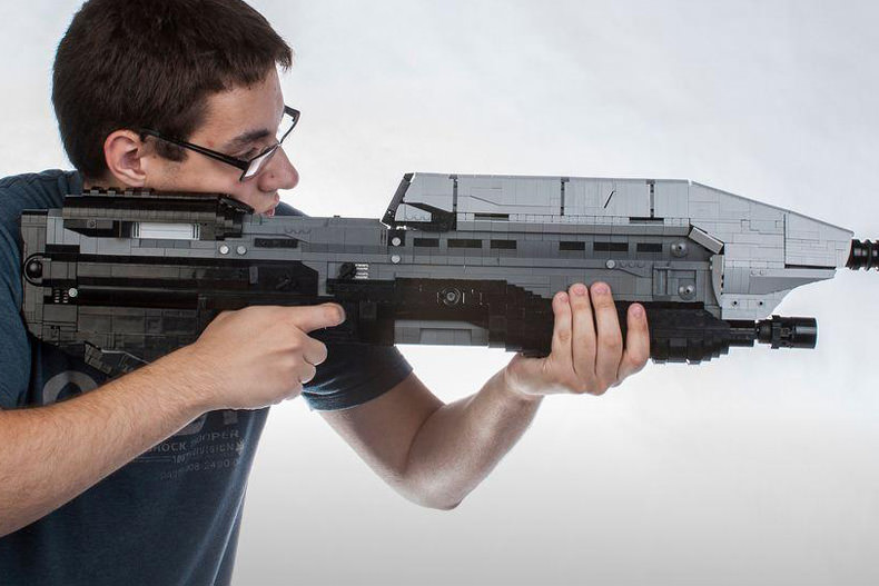 ساخت اسلحه بازی Halo 5 توسط قطعات لگو در ابعاد واقعی‌