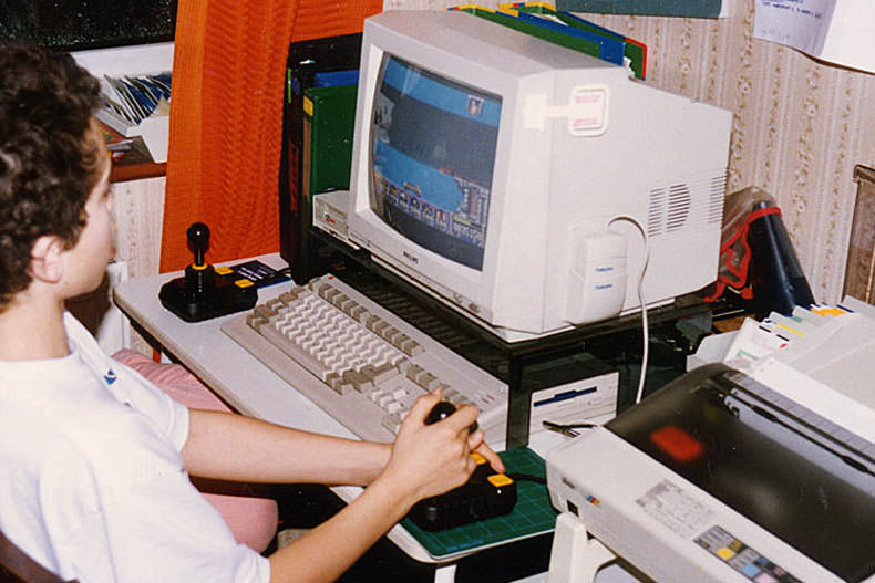بررسی یک رایانه مخصوص بازی مربوط به دهه ۹۰ میلادی!
