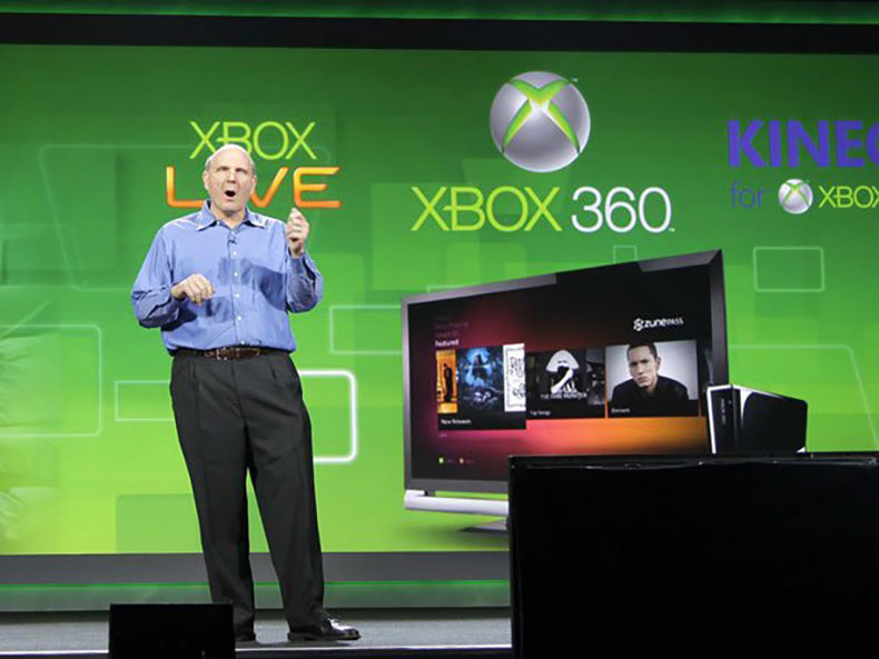 استیو بالمر، مدیرعامل سابق مایکروسافت در حال معرفی کینکت برای ایکس‌باکس 360