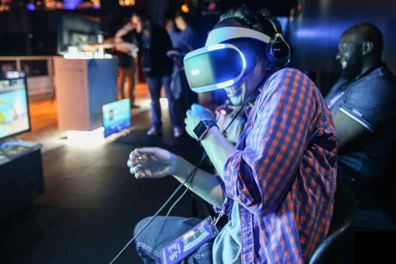 تماشا کنید:‌ ویدیو تبلیغاتی پلی استیشن VR بازی های هیجان انگیز آن را نشان می دهد