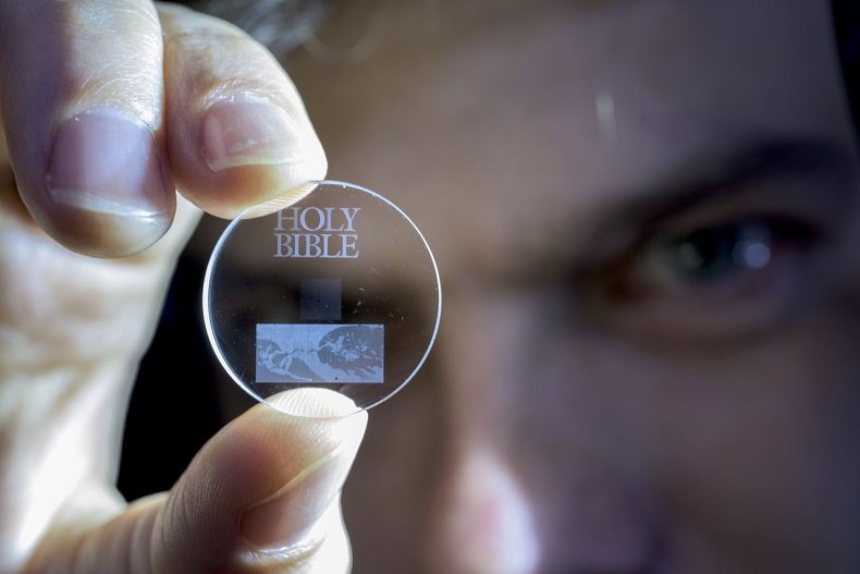 تماشا کنید: دیسک‌های شیشه‌ای با عمر ۱۳ میلیارد سال معرفی شدند