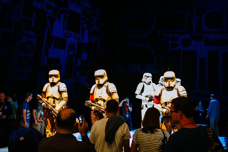 لباس‌های گوناگون شخصیت‌های فیلم Star Wars: Rouge One در رویداد جنگ ستارگان لندن