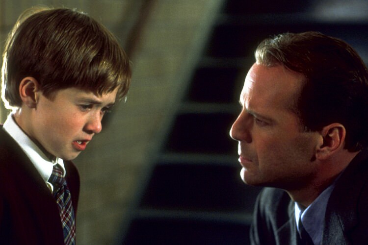 بروس ویلیس و هالی جوئل آزمنت در حال صحبت کردن در فیلم The Sixth Sense