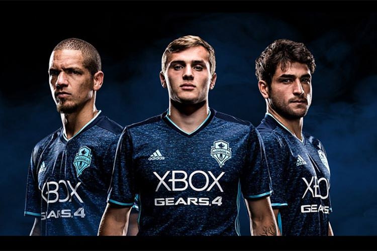 یک تیم فوتبال لیگ MLS با لباس های Gears of War 4 بازی کرد