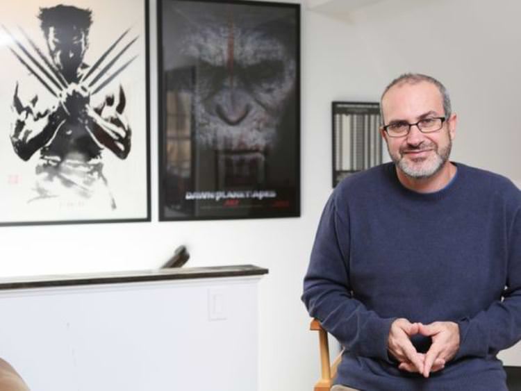 طبق شایعات منتشر شده، مارک بامبک، دوست و همکار مت ریوز، به تیم نویسندگی فیلم بتمن برای نوشتن فیلمنامه این فیلم اضافه شده است.