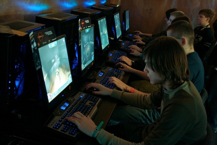 Что такое цифровые игры. Игры на компьютер. Люди играющие в компьютерные игры. Люди играющие в компьютер. Подросток играющий в компьютер.