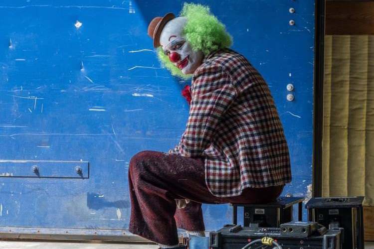 فرار جوکر با لباس دلقکش در تصاویر جدید فیلم Joker