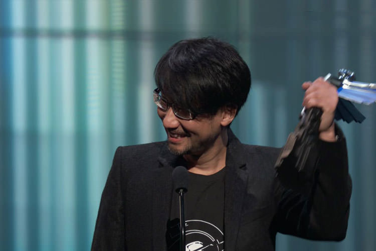 هیدئو کوجیما در حال نگه داشتن جایزه در مراسم The Game Awards