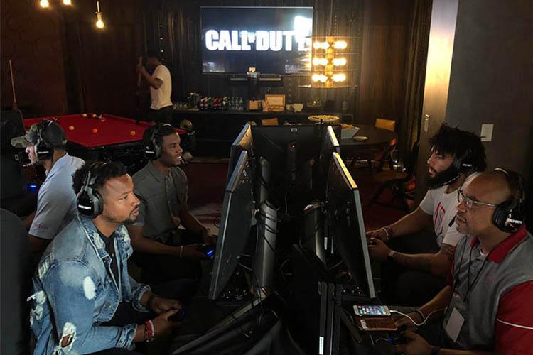 تعدادی از بازیکنان فوتبال آمریکایی نسخه جدید Call of Duty را تجربه کردند