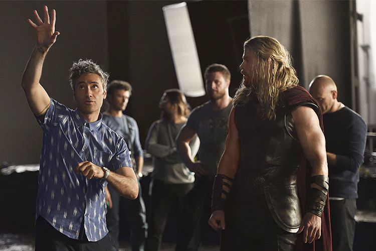 تایکا وایتیتی و کریس همسورث در فیلم Thor: Ragnarok 