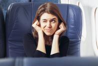 چگونه با گرفتگی گوش در سفر هوایی مقابله کنیم؟
