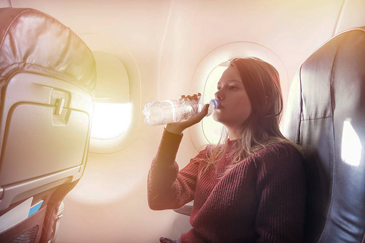 مشکلاتی که در صورت ننوشیدن آب کافی ممکن است در هواپیما رخ دهد 