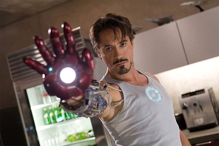 نسخه متفاوت صحنه پس از پایان فیلم Iron Man به اسپایدرمن و X-Men اشاره می‌کند