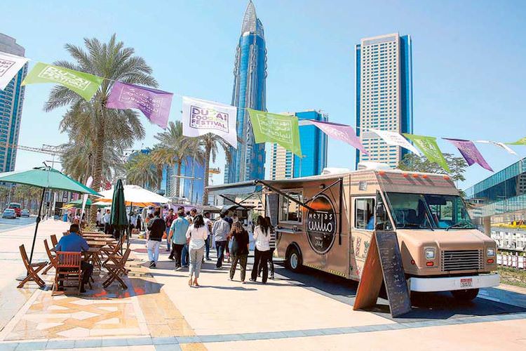 شکم گردی در خیابان‌های دبی؛ بازدید از کامیونت‌های غذا