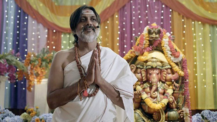 شخصیت راهب هندو در حال اجرای مراسم مذهبی در سریال Never Have I Ever