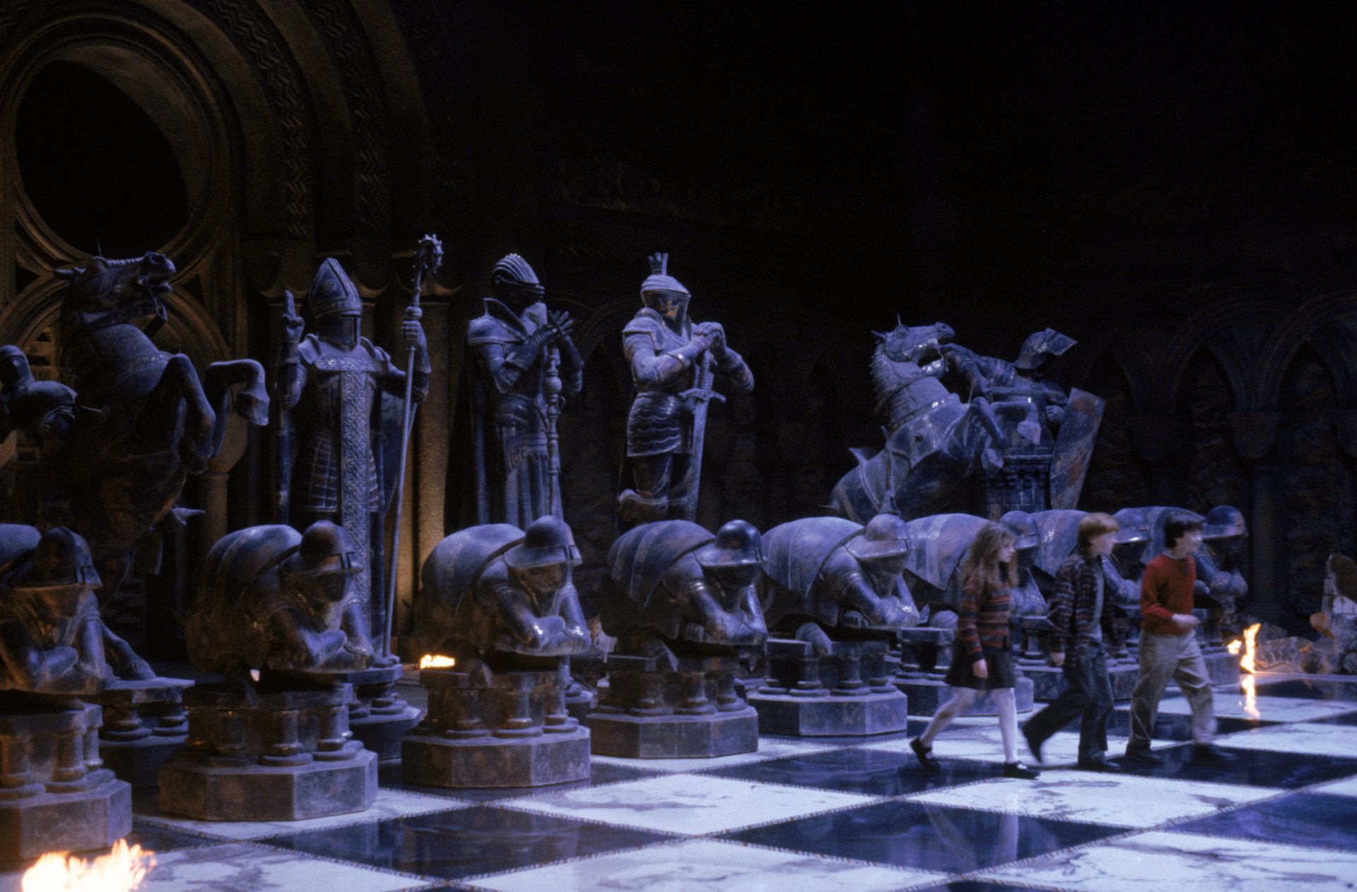 هری پاتر و  رون ویزلی و هرماینی گرنجر در بازی با شطرنج جادویی در فیلم 