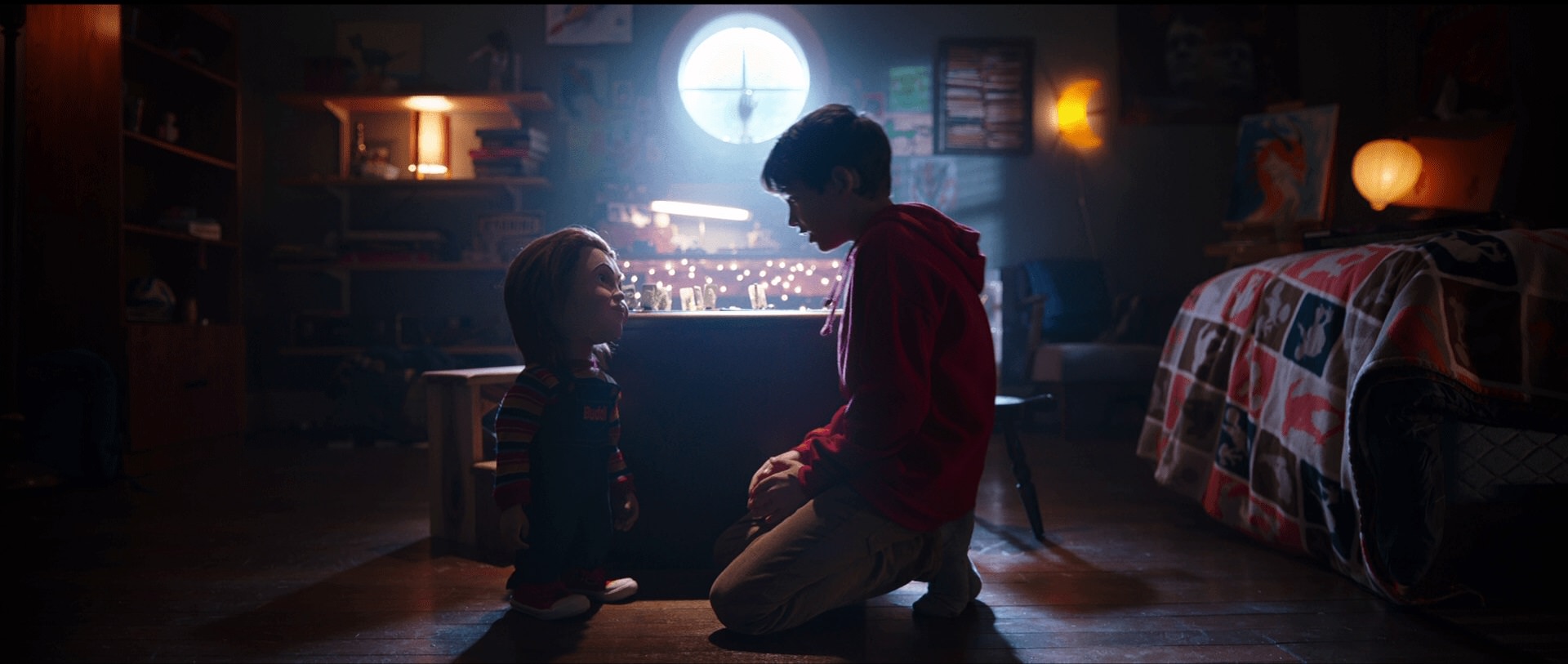 تعامل پسر بچه و عروسک در اتاق در فیلم بازی بچگانه (فیلم 2019)