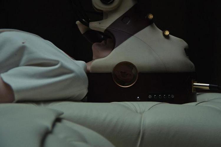 یکی از شخصیت‌های فیلم Possessor به همراه یک دستگاه بزرگ بر روی صورت