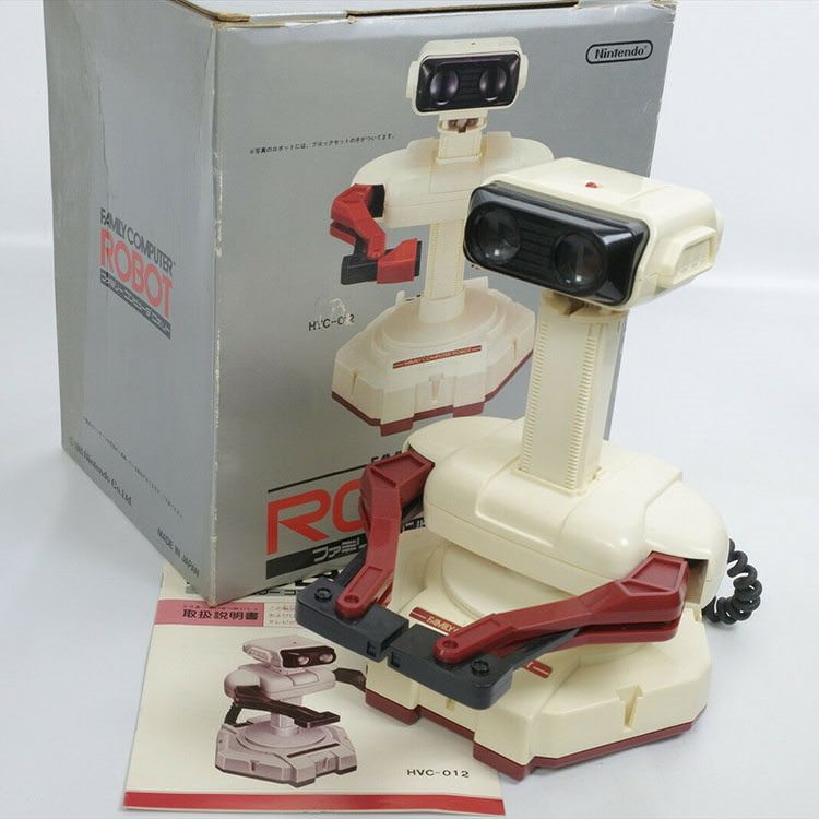 Family Computer Robot محصول نینتندو در کنار جعبه آن