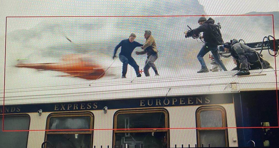 تام کروز در حال بدلکاری روی قطار در فیلم Mission Impossible 7
