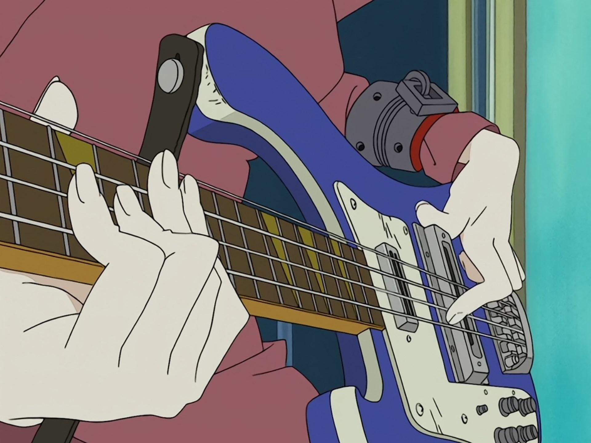 شخصیت هاروکو با لباس قرمز در حال نواختن گیتار باس سفید و آبی در انیمه FLCL 