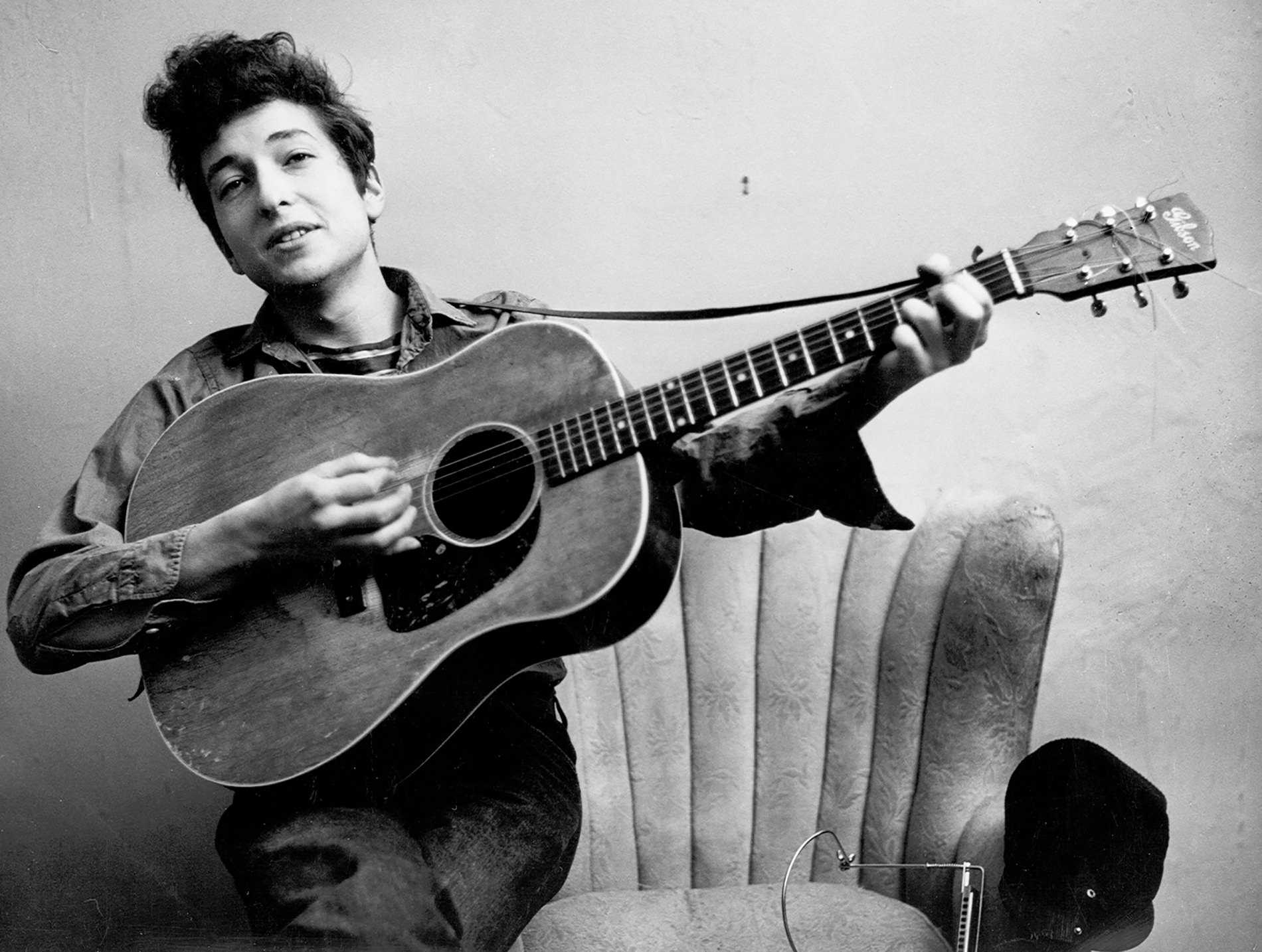 عکس سیاه و سفید باب دیلن با گیتار