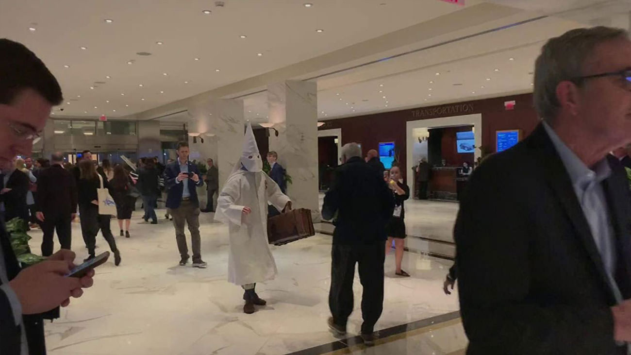 بورات با لباس کوکلاکس‌کلن در همایش جمهوری‌خواهان