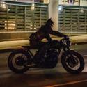 زوئی کراویتز در خیابان‌های گاتهام در فیلم The Batman