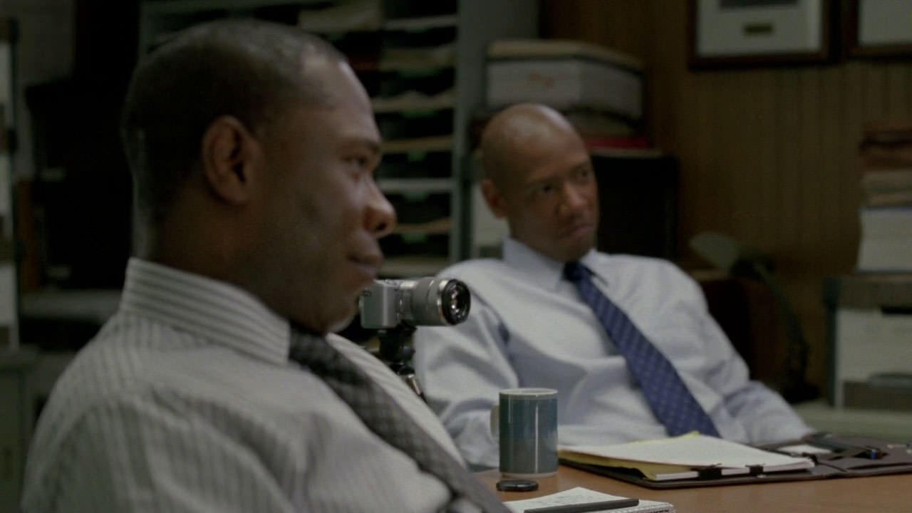 تروی کیتلس و مایکل پتس در حال صحبت با راست کول در سریال True detective