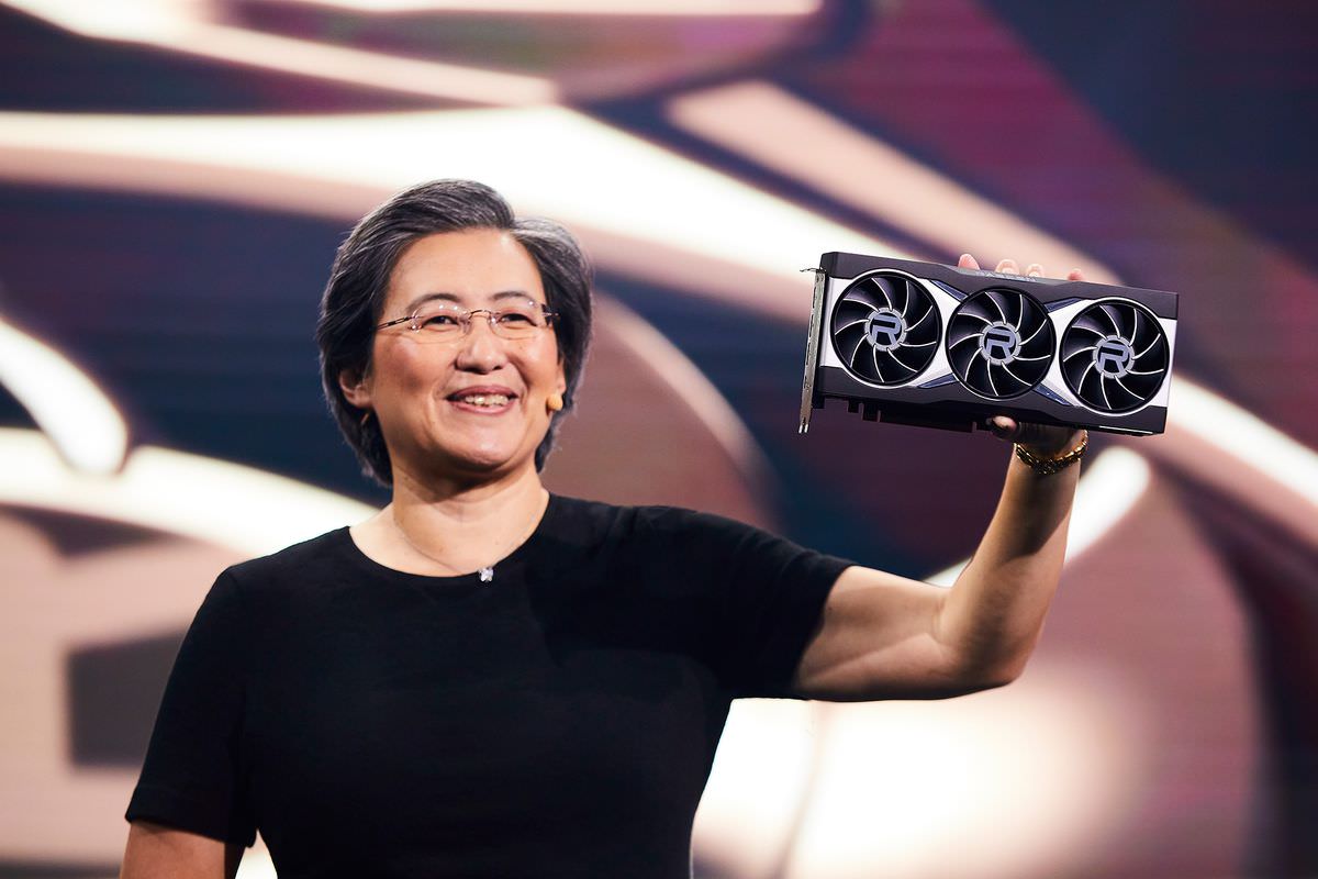لیسا سو در حال رونمایی از کارت گرافیک های سری AMD Radeon RX 6800