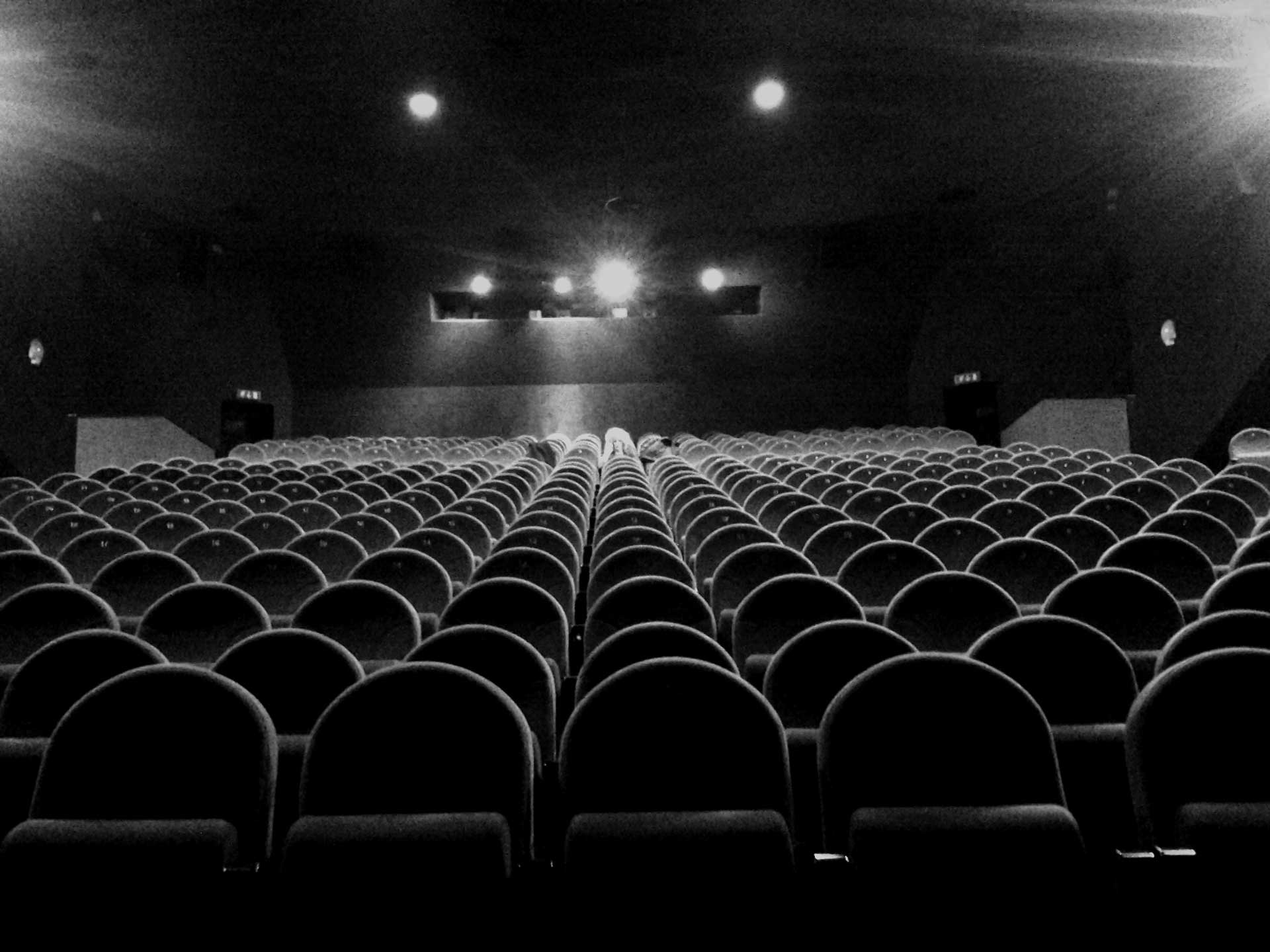 سالن تاریک سینما و صندلی هالی خالی آن به خاطر ورشکستگی سالن های سینما