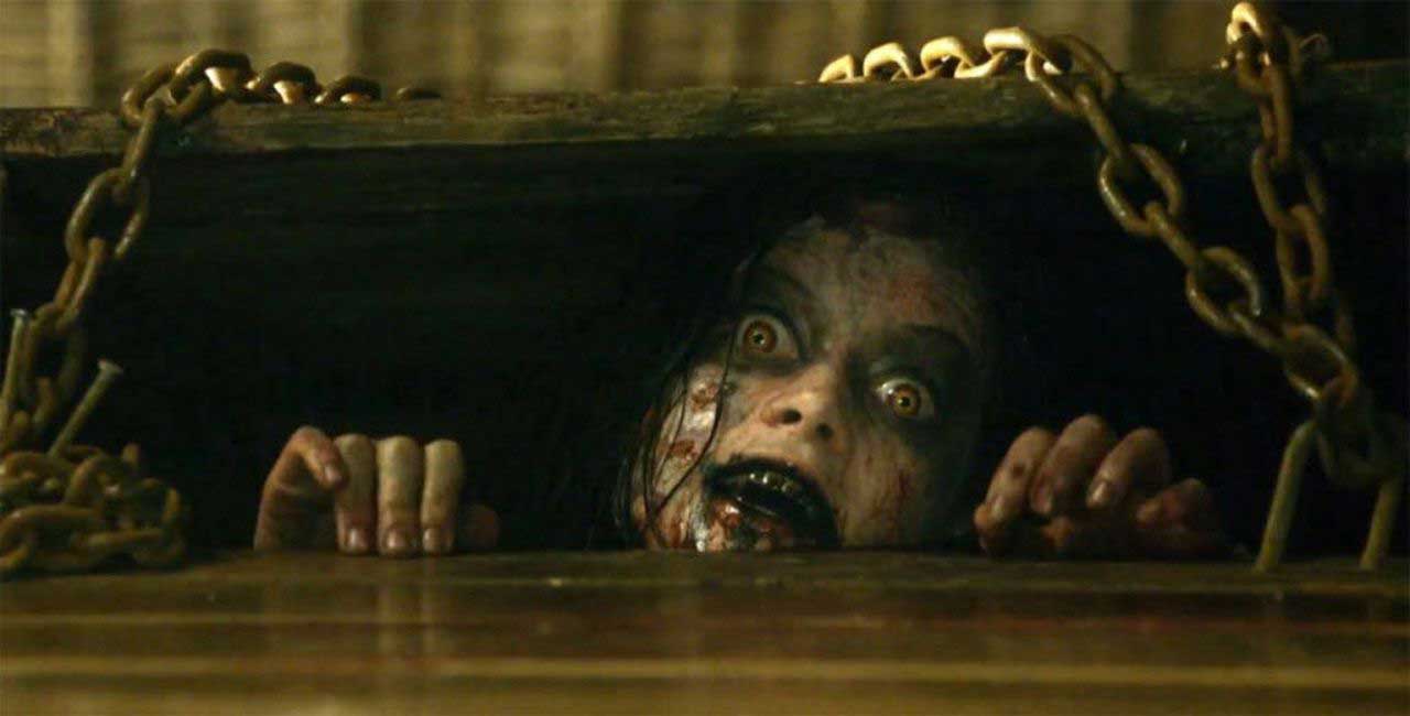 یک موجود ترسناک در حال نگاه کردن یواشکی به انسان ها در فیلم Evil Dead سم ریمی