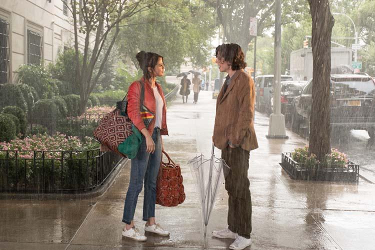 سلینا گومز همراه تیموتی شالامی زیر باران در فیلم A Rainy Day in New York