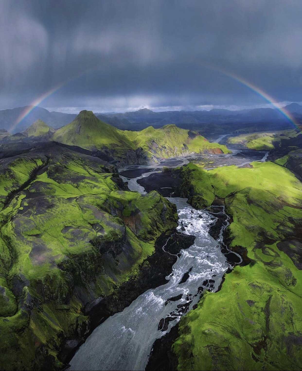 طبیعت ایسلند و رودخانه های بزرگ و چمن های زیبا که مخاطب را به یاد بازی Death Stranding می‌اندازند