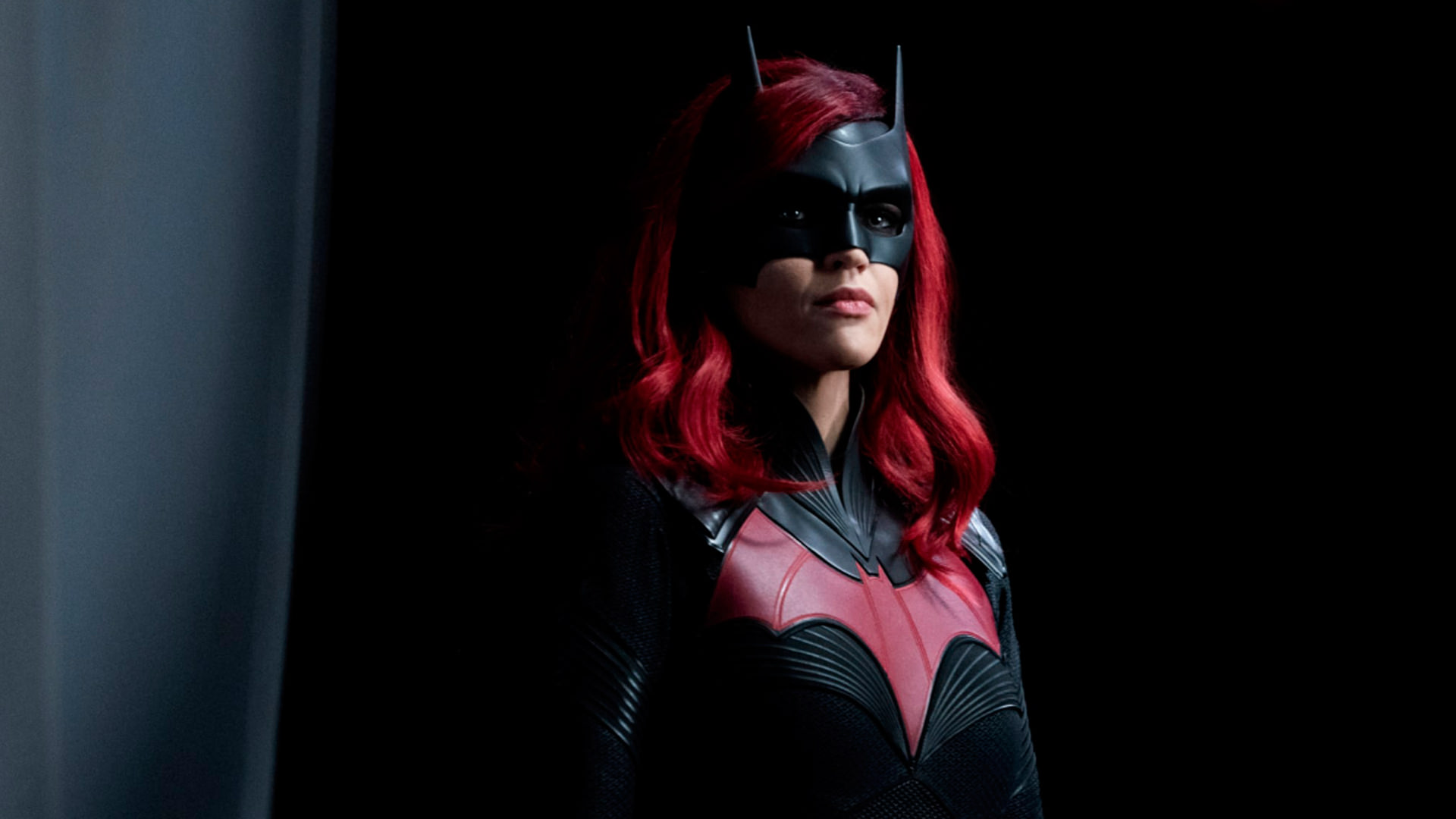 تصاویر فصل دوم سریال Batwoman ظاهر بت‌موبیل تازه شوالیه سرخ را نشان می‌دهد