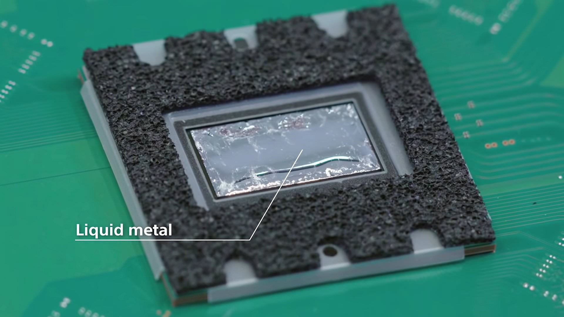 تراشه ای کامپیوتری با پوشش محافظ و ماده ای در سطح به نام Liquid metal
