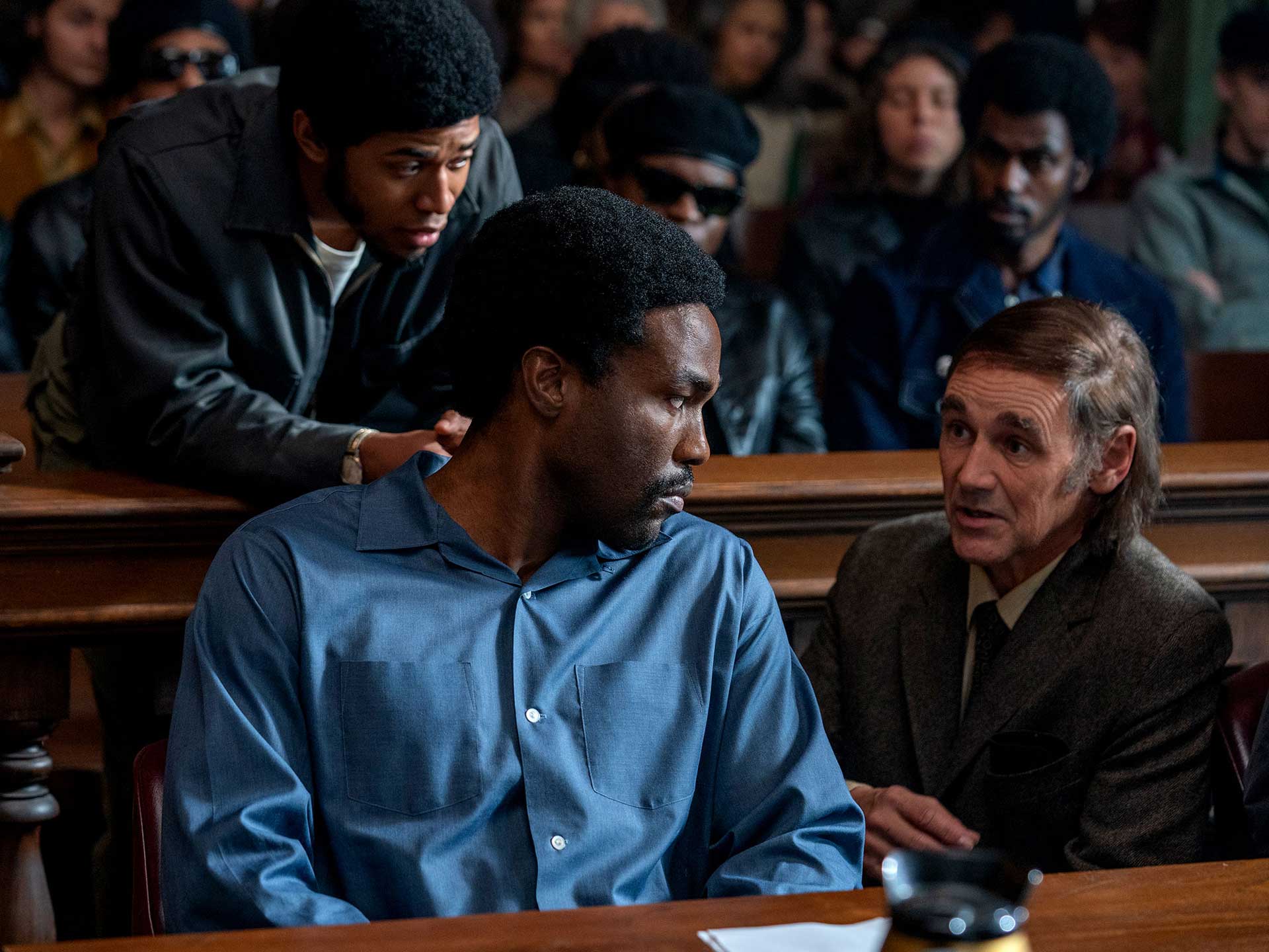 مارک رایلنس در دادگاهی در فیلم The Trial of the Chicago 7