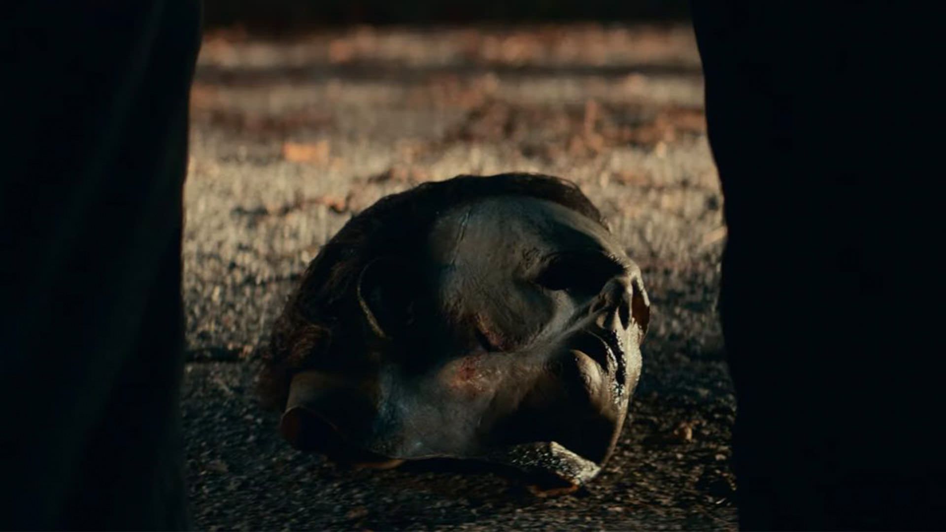 ماسک مایکل مایرز روی زمین در فیلم Halloween Kills