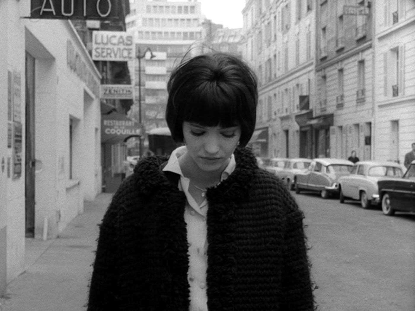 زن در حال قدم داخل خیابان های پاریس در فیلم کلاسیک سیاه و سفید My Life to Live به کارگردانی گدار