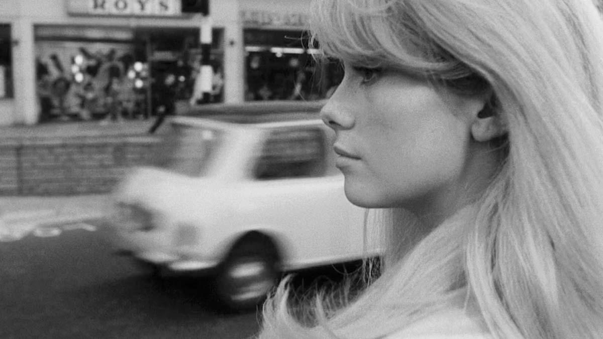 کاترین دنو در حال نگاه کردن به خیابان در فیلم Repulsion 
