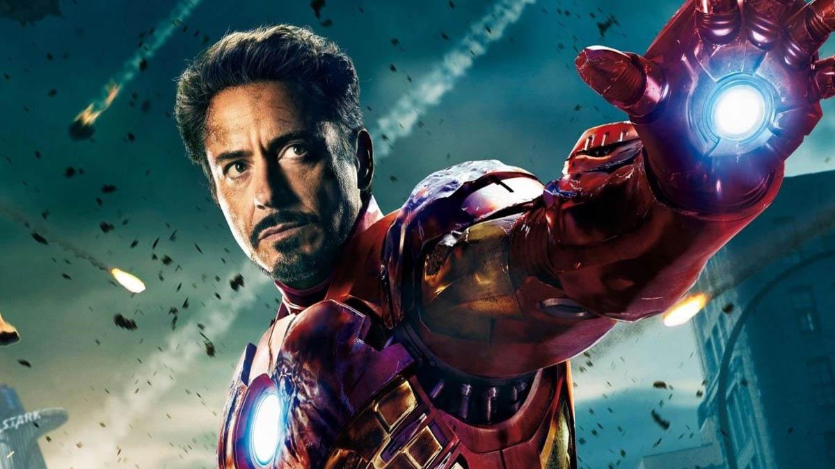Le personnage de Tony Stark utilisant ses pouvoirs dans Iron Man